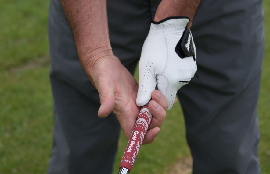 How To Grip A Golf Club - Image 2